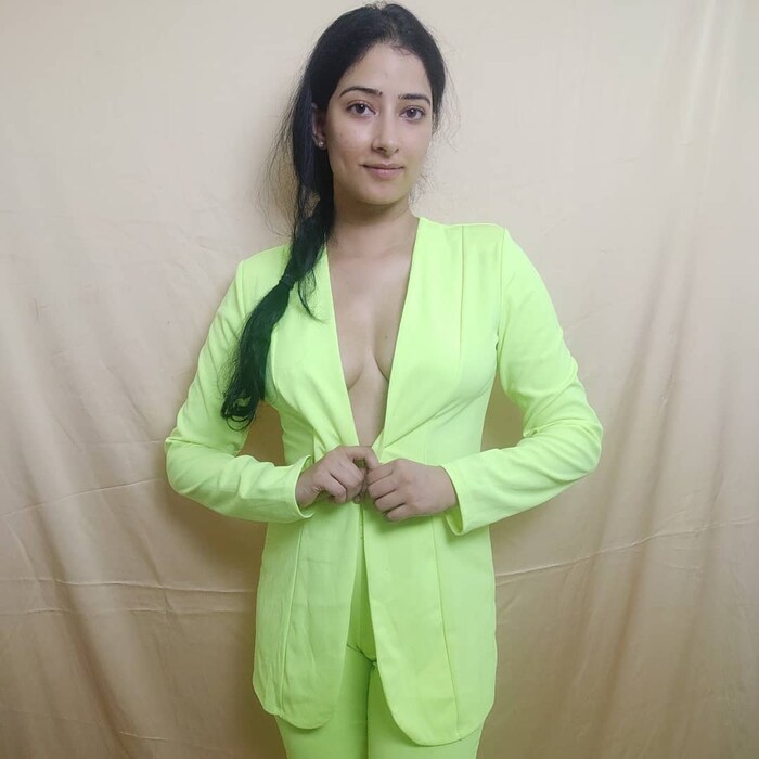  निहारिका तिच्या सोशल मीडिया अकाउंटवरून चित्रपटाच्या प्रमोशनमध्ये व्यस्त आहे. ती सोशल मीडियावर खूप सक्रिय असते आणि अनेकदा ग्लॅमरस फोटो शेअर करत असते.