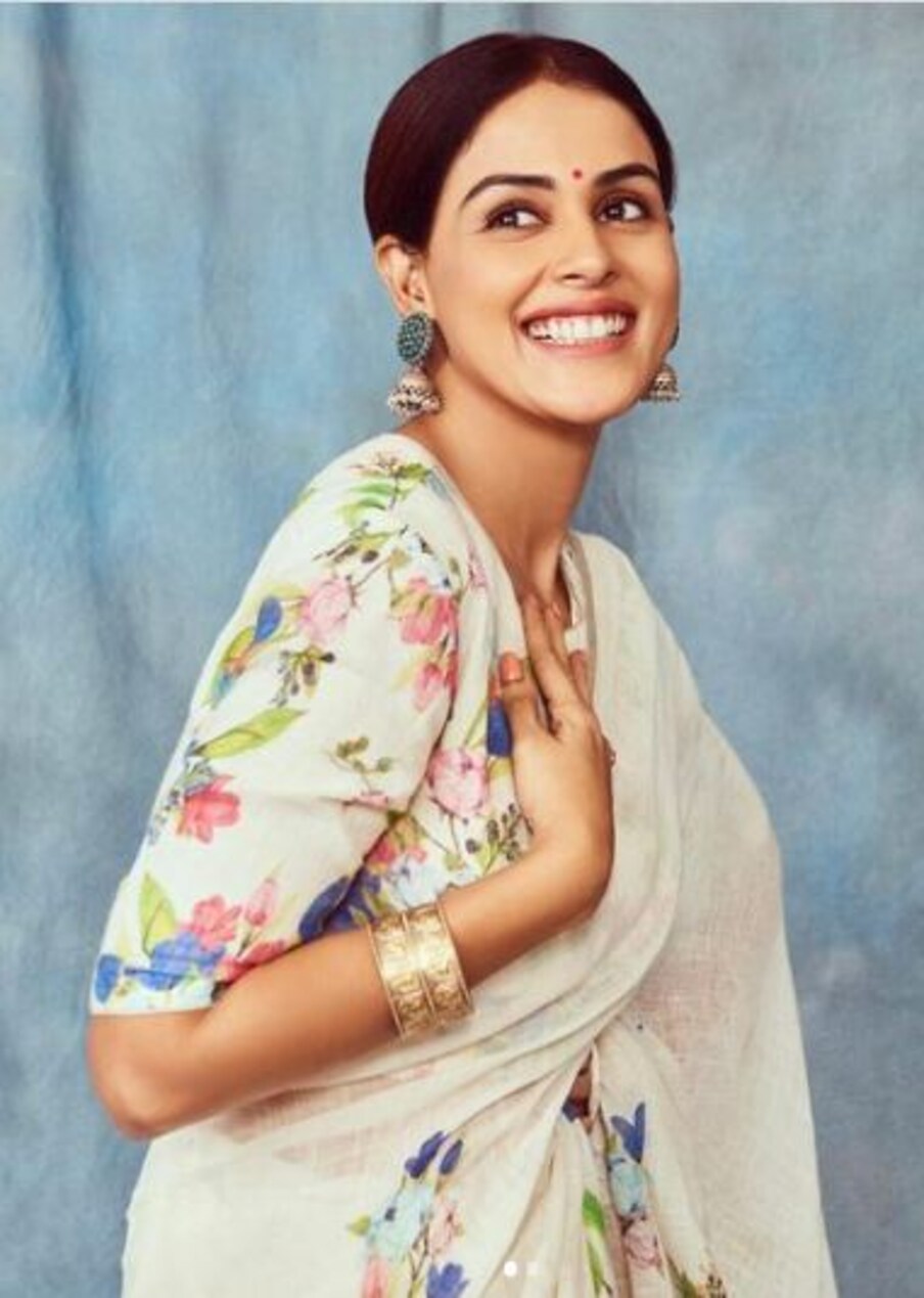 जेनेलिया डिसूझा: अभिनेत्रीने इन्स्टाग्रामवर तिचा एक सुंदर फोटो शेअर केला आहे. ज्यामध्ये ती साडी नेसलेली दिसत आहे. तिने चाहत्यांना दिवाळीच्या शुभेच्छा दिल्या आहेत.