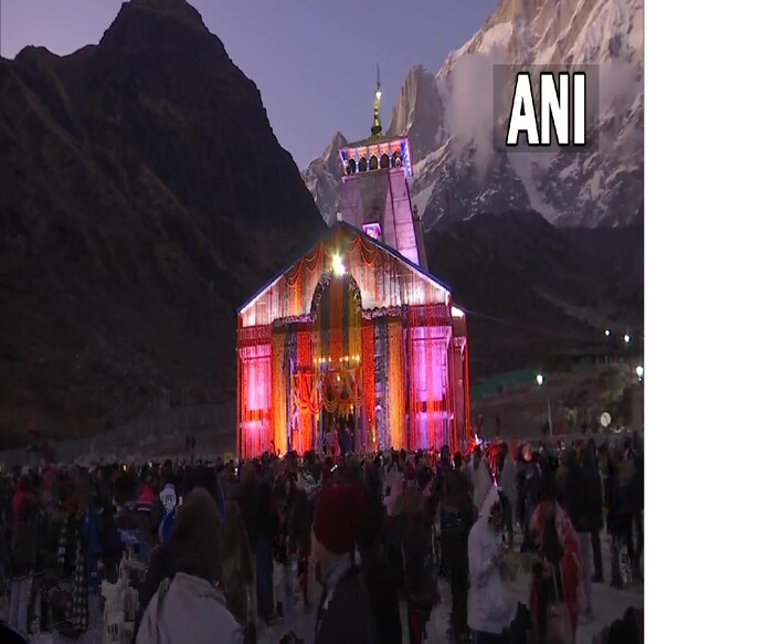 दिवाळीनिमित्त केदारनाथ धाम मंदिराला अशी खास सजावट करण्यात आली होती.