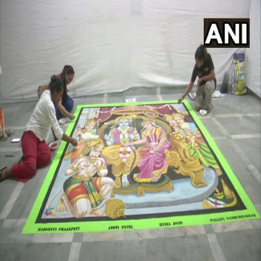गुजरातच्या वडोदरामध्ये दिवाळीनिमित्त रंगोली ग्रुपनं रामायणाच्या थिमवर उत्तम रांगोळी रेखाटली. गेल्या सात वर्षांपासून आपण रांगोळी रेखाटण्याचा उपक्रम राबवत असल्याचं या ग्रुपनं सांगितलं. यावेळी रामायणाच्या थिमवर रामाची कथा ऐकवण्यात आली. 20 कलाकार यासाठी गेल्या 14 दिवसांपासून रांंगोळी काढत होते. 