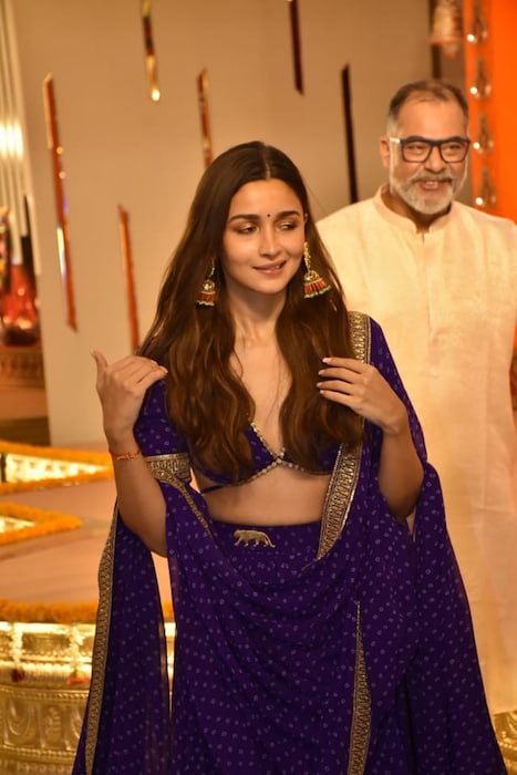 दिवाळीच्या मुहूर्तावर आलियाने सर्वांना चकित केले. तिने रणबीरसोबतचा एक खास फोटो शेअर केला आहे. ही पहिलीच वेळ आहे की आलियाने रणबीरसोबत असे फोटो पोस्ट करत खुलेपणाने प्रेम व्यक्त केले आहे.