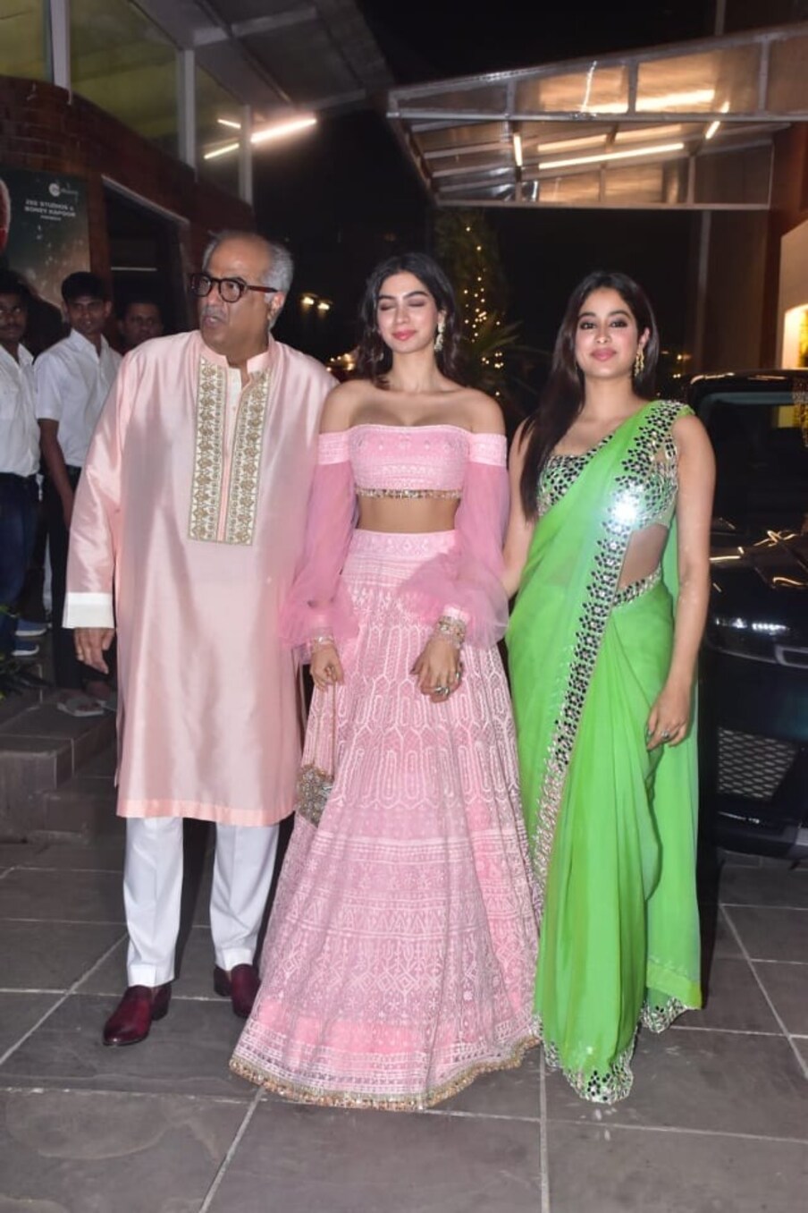 बोनी कपूर, जान्हवी कपूर आणि खुशी कपूर यांनीही अनिल कपूरच्या दिवाळी पार्टीला हजेरी लावली होती.
