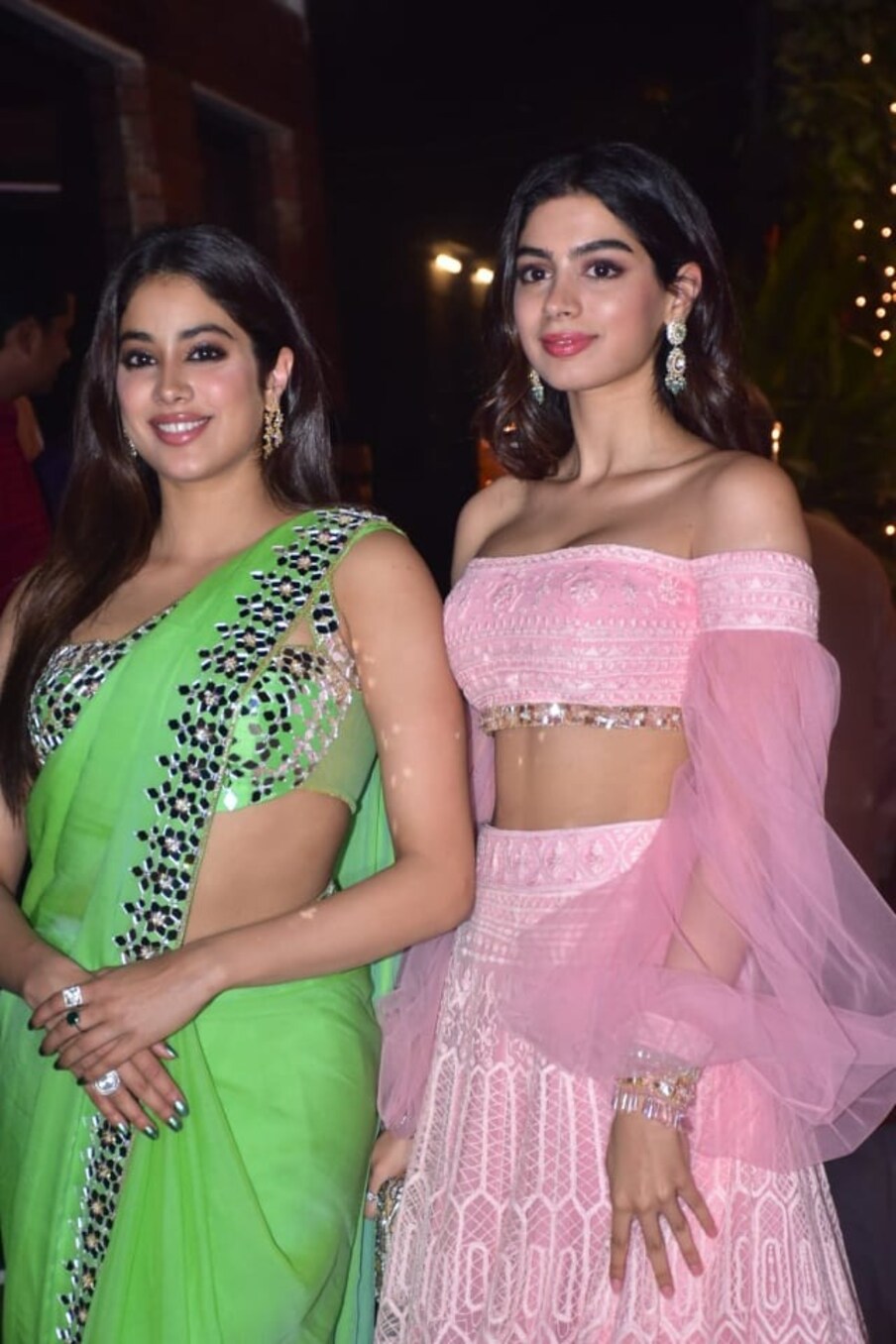 यावेळी जान्हवी हिरव्या रंगाच्या साडीत तर खुशी गुलाबी रंगाच्या लेहेंग्यात दिसली.