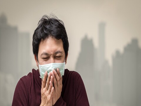 Health Tips During Air Pollution : वाढत्या वायू प्रदूषणामुळे आधीच अस्तित्वात असलेल्या कोरोना विषाणूशी संबंधित समस्यांमध्ये भर पडली आहे. दिवाळीच्या आगमनापूर्वीच राजधानी दिल्ली आणि आजूबाजूच्या परिसरात प्रदूषणाने थैमान घातले होते