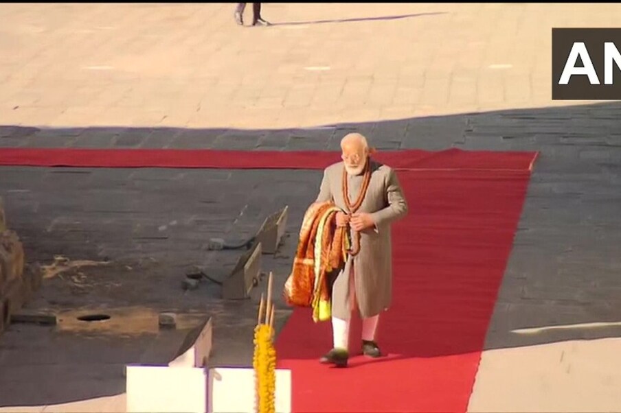 पंतप्रधान नरेंद्र मोदी यांनी उत्तराखंडमध्ये केदारनाथाचं दर्शन घेतलं.  या दौऱ्यात त्यांनी आदि गुरू शंकराचार्यांच्या मूर्तीचं अनावरणही केलं. यावेळी पंतप्रधानांनी केदारनाथसाठी 400 कोटींच्या विविध कामांची घोषणाही केली. केदारनाथच्या पुनर्निमाण कार्यावर स्वतः पंतप्रधान लक्ष ठेऊन असल्याचं सांगितलं जातं. 