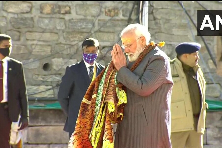 सप्टेंबर महिन्यात चिनूक हेलिकॉप्टरमधून ही मूर्ती केदारनाथमध्ये आणण्यात आली. ज्या दगडात ही मूर्ती कोरली गेली तो दगड होता 130 टनांचा. मूर्ती कोरल्यानंतर त्याचं वजन झालं 35 टन. 