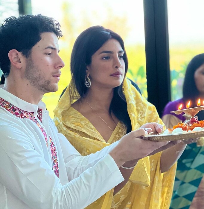 प्रियांकाने पुढे लिहिले की, 'त्या सर्व लोकांसाठी ज्यांनी केवळ कपडेच नव्हे तर नृत्य करून आमच्या घराचा आणि माझ्या संस्कृतीचा आनंदाने सन्मान केला. तू माझा देवदूत आहेस तू मला माझ्या घरी परतल्याचा अनुभव करून दिलास. सर्वोत्तम पती आणि जोडीदार @nickjonas, मी तुझ्यावर खूप प्रेम करते. माझे मन खूप कृतज्ञ आहे. 