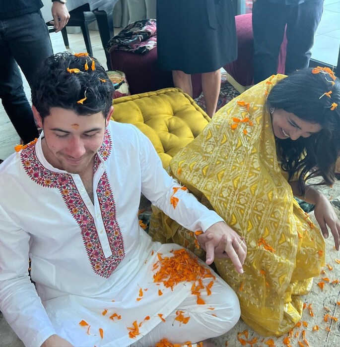 प्रियांका चोप्राच्या पार्टीत हॉलिवूडचा प्रसिद्ध गायक जॉन लेजेंड आणि त्याची पत्नी आणि मॉडेल क्रिसी टेगेनही पोहोचले होते.