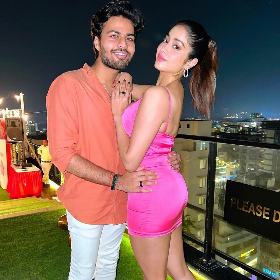 जान्हवी या मिस्ट्री बॉयसह खूप क्लोज दिसत आहे आणि हे चाहत्यांना फार रुचलेले दिसत नाही आहे. एका ट्रोलने कमेंट केली की, 'इतके चिकटून राहण्याची काय गरज आहे?' सर्व चाहते त्यांच्या नात्याबद्दल अंदाज लावत आहेत. (Instagram/Viral Bhayani)
