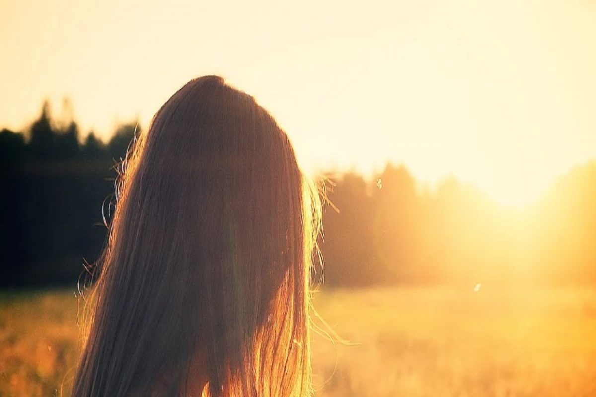 Vastu Tips : सूर्यास्तानंतर ही 9 कामं करणं अशुभ मानलं जातं; घरावर येऊ शकतं संकट, वाईट बातमी