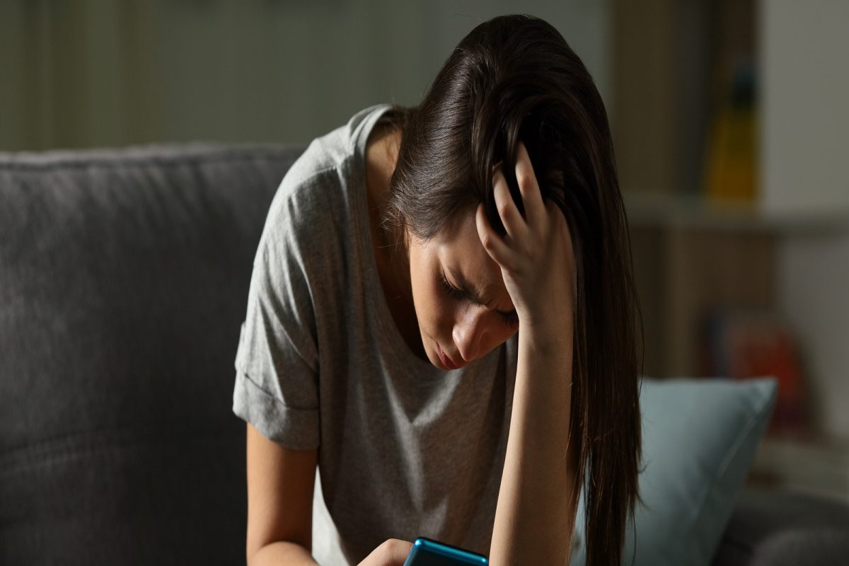 तुम्हालाही Social Media वर सतत निगेटिव्ह स्टोरी वाचण्याची सवय लागलीय का? मग वेळीच व्हा सावध