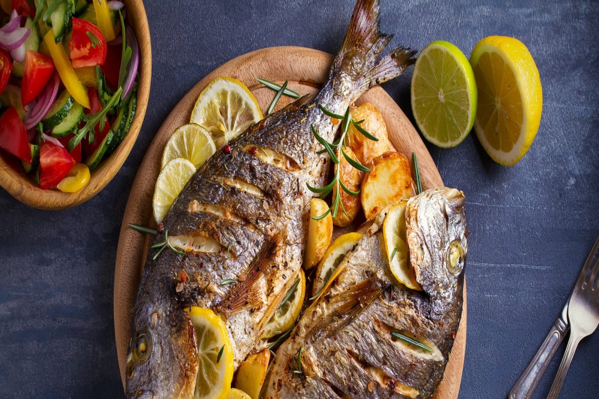 आठवड्यातून दोनदा नियमित मासे खाण्यानं मेंदूशी संबंधित आजार राहतात दूर; नवं संशोधन