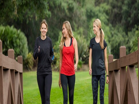 Walking after meal : जेवणानंतर फेरफटका मारल्याने अन्न पोटात गेल्यावर खूप लवकर आतड्यात पोहोचते, त्यामुळे पचन व्यवस्थित होते. याशिवाय चालण्याचे इतरही अनेक फायदे आहेत.