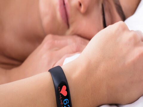 Heart Health and Sleeping time : झोपेचा कालावधी आणि हृदयरोग यांच्यातील संबंध अनेक विश्लेषणांमध्ये तपासले गेले आहेत. पण झोपेची वेळ आणि हृदयविकाराचा संबंध आजपर्यंत कळू शकलेला नाही. हे संबंध शोधण्याचा प्रयत्न या नव्या संशोधनात करण्यात आला आहे.