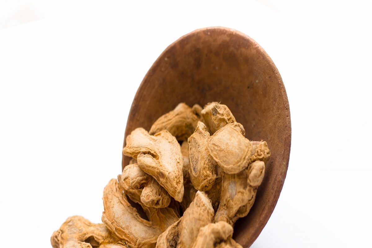 प्रवासादरम्यान आलं सोबत ठेवा कारण ते उलट्या आणि मळमळण्याची समस्या कमी करण्यास मदत करते. तुम्ही आलं कँडी, आल्याचा चहा पिऊ शकता. आलं ठेचून गरम पाण्यासोबत प्यायल्यास पोटाची जळजळ नाहीशी होते.