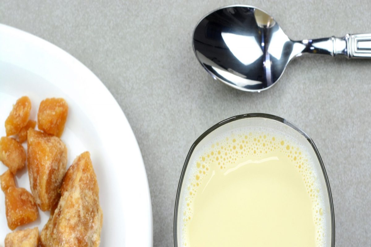 साखर नव्हे दुधात गूळ घालून प्यायलात तर होईल जास्त फायदा; निरोगी आरोग्यासाठी गुणकारी