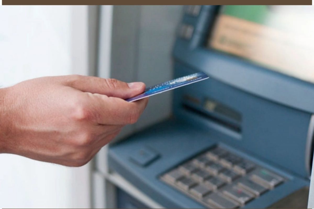 आरोपी हे खिशामध्ये स्किमर घेवून एटीएम सेंटरवर रक्कम काढण्यास आलेल्या नागरिकाचे एटीएम कार्ड पिन नंबर चोरून बघून