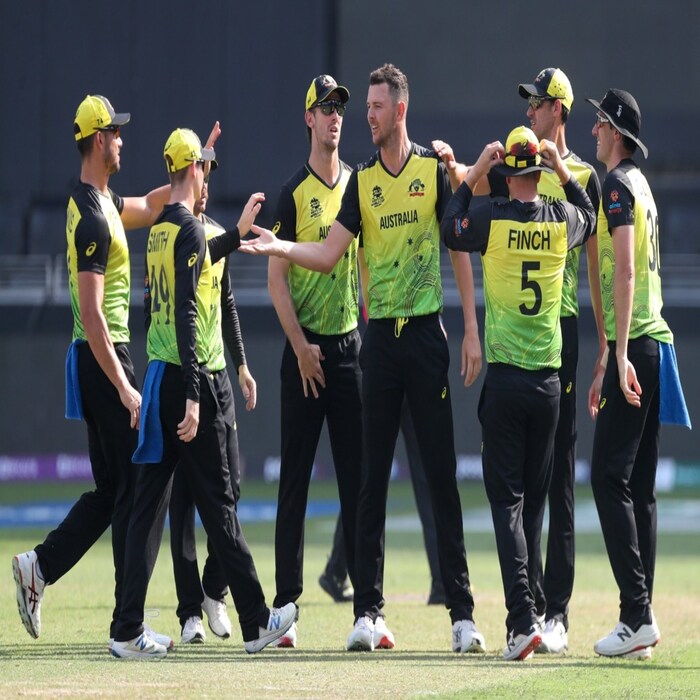 ऑस्ट्रेलियानं आयसीसी टी20 वर्ल्ड कप 2021 (ICC T20 World Cup 2021) स्पर्धेचं विजेतेपद पटकावले आहे. त्यांनी फायनलमध्ये न्यूझीलंडचा 8 विकेट्सनं पराभव केला. न्यूझीलंडचा कॅप्टन केन विल्यमसनची 85 रनची खेळी व्यर्थ ठरली. पाच वेळा वन-डे वर्ल्ड कप जिंकणाऱ्या ऑस्ट्रेलियानं पहिल्यांदाच टी20 वर्ल्ड कप जिंकला. या ऐतिहासिक कामगिरीचे 5 जण शिल्पकार आहेत. (PIC: AP)