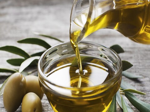 Health benefits of Olive Oil:ऑलिव्ह ऑईल शरीरासाठी खूप फायदेशीर आहे. ऑलिव्ह ऑइलमध्ये अँटीऑक्सिडंट्स आणि फॅटी अॅसिड्स असल्यामुळे ते अनेक गुणधर्मांनी समृद्ध आहे. ऑलिव्ह ऑइल हृदयविकाराचा धोका कमी करते आणि दृष्टीही सुधारते.