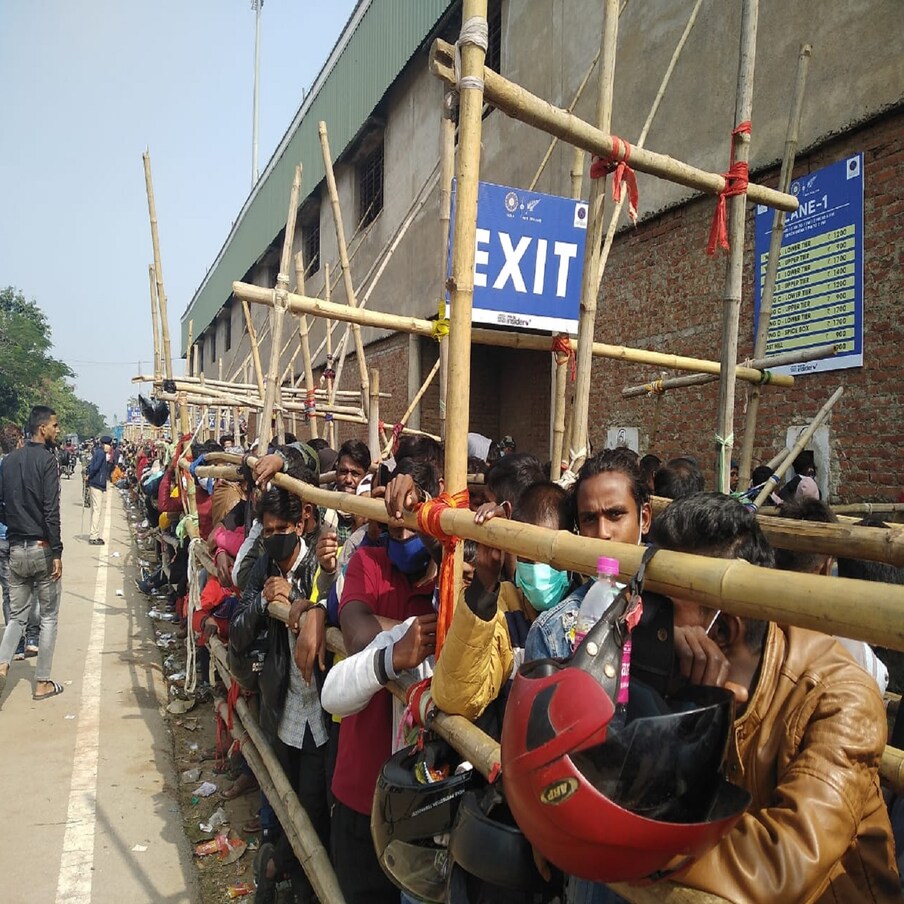या सामन्यासाठी झारखंड क्रिकेट असोसिएशनच्या स्टेडियमबाहेर अनेक चाहते रात्रीच्या थंडीतही तिकडेच राहिले. तसंच तिकीटांचा काळाबाजरही सुरू आहे. (संजय कुमार सिन्‍हा/न्‍यूज 18 हिंदी)