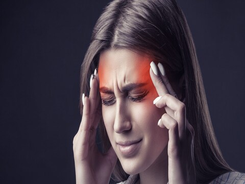 आपण डोकेदुखीची लक्षणं वेळीच ओळखू शकलो तर त्यावर चांगले उपचार करणं आपल्यासाठी सोपं होतं. काही लक्षणांच्या आधारे आपण या समस्येवर (Types of Headaches and home remedies) उपाय शोधू शकतो.
