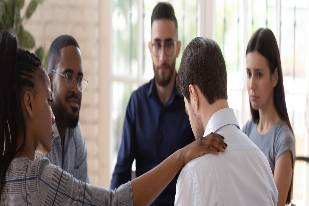 Mental health: डिप्रेशनमध्ये जाण्याची ही असतात लक्षणं; त्यातून बाहेर काढण्यासाठी मित्र, नातेवाईकांना अशी करा मदत