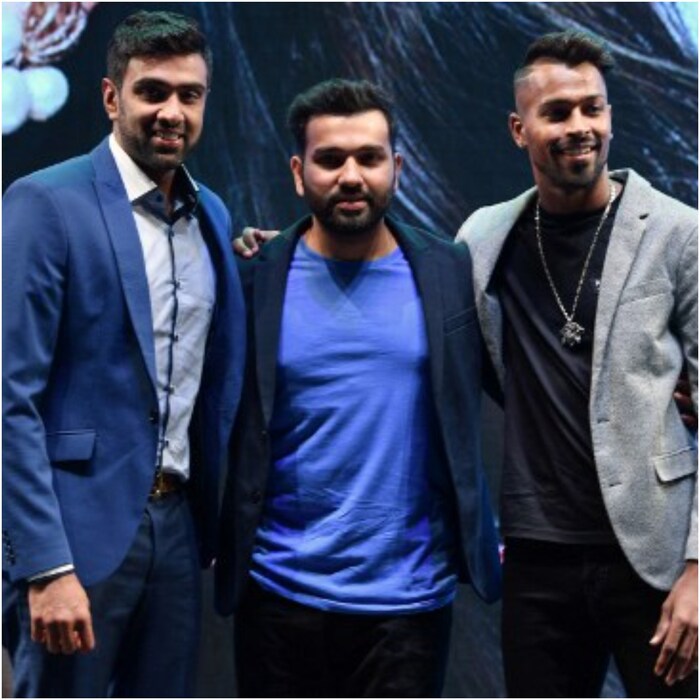 भारत विरुद्ध न्यूझीलंड (India vs New Zealand) यांच्यातील दुसरी टी20 मॅच रांचीमध्ये होणार आहे. जयपूरमधील पहिली टी20 लढत टीम इंडियानं 5 विकेट्सनं जिंकली होती. आता रांचीमध्ये भारतीय टीम मालिका जिंकण्याच्या उद्देशानं मैदानात उतरणार आहे. या मॅचमध्ये रोहित शर्मा (Rohit Sharma) आणि आर. अश्विनला (R. Ashwin) नंबर 1 होण्याची संधी आहे. (AFP)
