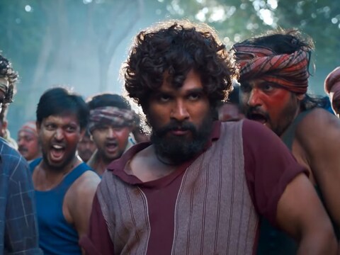 साउथचा स्टायलिश स्टार अल्लू अर्जुन (Allu Arjun) याचा 'पुष्पा: द राईज' (Pushpa: The Rise) नावाचा चित्रपट सध्या चित्रपटगृहात धुमाकूळ घालत आहे. या चित्रपटासंदर्भात आता नवीन माहिती समोर आली आहे. दिग्ददर्शक सुकुमार यांनी सांगितले की, पुष्पाच्या क्लायमॅक्समध्ये अल्लू अर्जुन आणि फहाद फास‍िल (Fahadh Faasil) या दोघांना न्यूड दाखवण्याचा विचार केला होता. मात्र, हा सीन का काढून टाकला?
