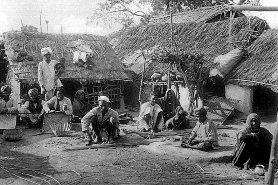 गेल्या 100 वर्षांमध्ये भारतीय पुरुषांच्या विचारसणीत प्रचंड बदल झाले आहेत. 100 वर्षांपूर्वी भारतीय पुरुषांचे जे विचार होते, संकल्पना होत्या त्यात आता या 21व्या शतकात बरेच बदल झालेले दिसतात. एके काळी भारतीय पुरुषांचा शब्द म्हणजे कुटुंबात ब्रह्मवाक्य असे. त्यांच्यापुढे कोणालाही, विशेषत: महिलांना काहीही बोलण्याची मुभा नव्हती. पुरुषांचं म्हणणं कोणत्याही परिस्थितीत ऐकणं महिलांना भाग असे. महिलांनी घराबाहेर पडणं आणि नोकरी करणं याचा विचार करणंही अशक्य होतं; मात्र हळूहळू पुरुषांची मानसिकता बदलली आणि महिलांची परिस्थितीही बदलली. भारतात महिला घराबाहेर पडण्याचा विचारही करू शकत नव्हत्या. घरात असतानाही डोक्यावरून पदर घेणं, घूंघट घेणं आवश्यक होतं. लिहिणं-वाचणं, महिलांचं शिक्षण याबद्दल तर विचारही नव्हता. महिलांचं आयुष्य अत्यंत खडतर होतं. त्या फक्त आदेश पाळण्यासाठी असत. पुरुषांचा शब्द अंतिम होता. त्याविरोधात बोलणं हा अक्षम्य अपराध मानला जात असे.