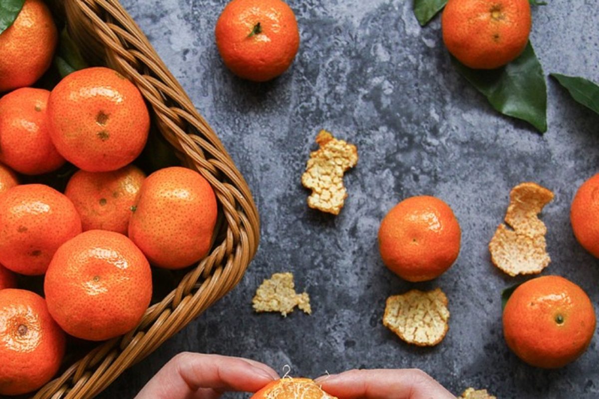 संत्री खाल्ल्यानंतर सालीचा असा करा वापर; हिवाळ्यातील केसांच्या समस्या होतील दूर