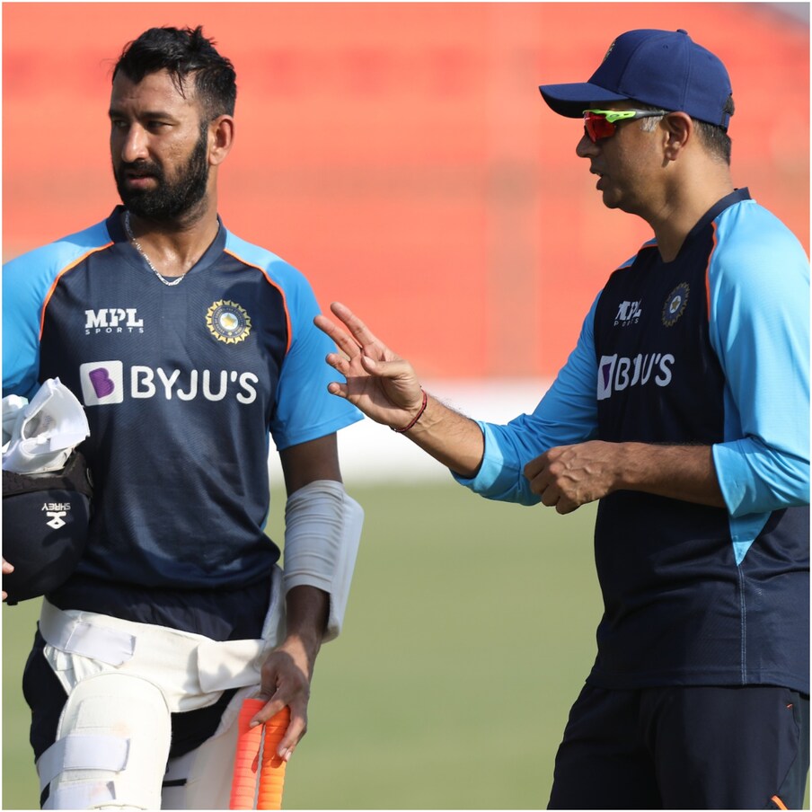 बीसीसीआयने भारतीय क्रिकेट टीमचे फोटो शेयर केले आहेत, त्यात द्रविड टीमचा उपकर्णधार चेतेश्वर पुजारासोबत बोलताना दिसत आहे. विराट कोहली पहिल्या टेस्टमध्ये खेळणार नाही, तर रोहित शर्माला टेस्ट सीरिजमधून आराम देण्यात आला आहे. (Photo- BCCI Twitter)