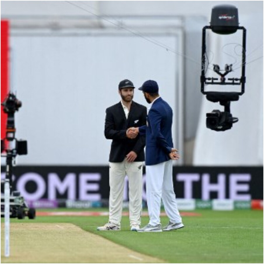 केन विलियमसनच्या (Kane Williamson) नेतृत्वात न्यूझीलंडने जून महिन्यात भारताचा वर्ल्ड टेस्ट चॅम्पियनशीप फायनलमध्ये भारताचा पराभव केला होता, पण किवींना भारताला भारतात हरवणं सोपं जाणार नाही. न्यूझीलंडला आतापर्यंत कधीच भारतात टेस्ट सीरिजमध्ये विजय मिळवता आला नाही. याआधी 2016-17 साली न्यूझीलंडची टीम भारत दौऱ्यावर आली होती, तेव्हा भारताने त्यांना 3-0 ने धूळ चारली. 