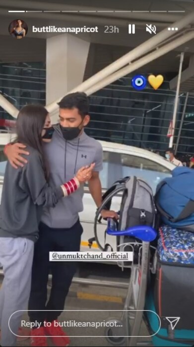 सिमरननं उन्मुक्तला विमानतळावर निरोप दिला. त्याची गळाभेट घेत सिमरननं निरोप घेतला. 