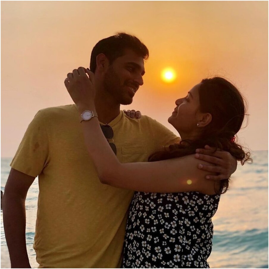 भुवनेश्वर कुमार आणि नुपूर यांच्या लग्नाच्या वाढदिवसाच्या दुसऱ्याच दिवशी त्यांच्या घरी गोंडस मुलीचा जन्म झाला आहे. मुलीच्या जन्मामुळे भुवीच्या घरात आनंदाचं वातावरण आहे. (Nupur Nagar/Instagram)