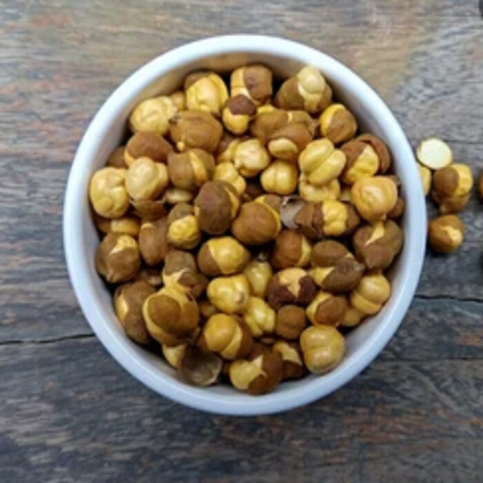 हरभरा शिजवलेले चणे किंवा छोले प्रथिनांनी समृद्ध असतात, अर्ध्या कप हरभऱ्यामध्ये सुमारे 7.25 ग्रॅम प्रथिने असतात. छोले रोटी किंवा भातासोबत खाता येतात, ज्याची चवही खूप स्वादिष्ट असते. हरभरा किंवा चणे ठराविक प्रमाणातच खा, कारण त्यात कॅलरीज जास्त असतात.