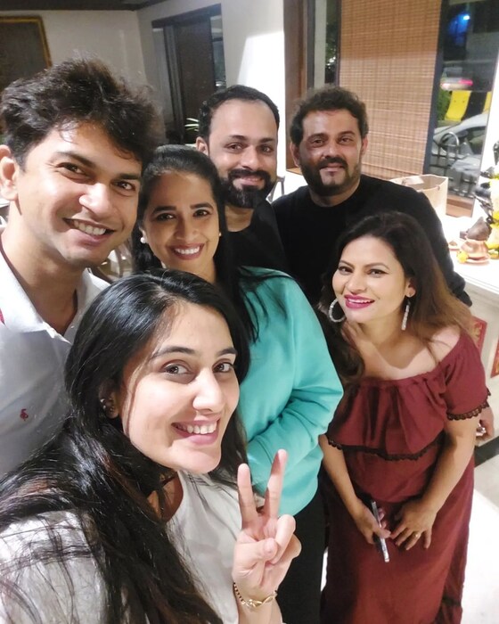 यामध्ये सीजन १ ची विजेती मेघा धाडे, सई लोकूर तसेच शर्मिष्ठा राऊत यांनी एकत्र येत हे रियुनिअन केलं आहे. 
