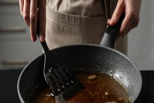 Cooking Oil : तुम्हीही खाद्यपदार्थ तळलेले तेल पुन्हा वापरता? आरोग्यावर होतात हे घातक परिणाम