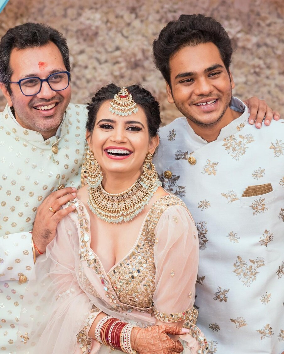 एका मुलाखतीदरम्यान या दोघांनीही त्यांच्या लग्नाबाबत माहिती दिली होती. प्रियाने तिच्या लग्नाबद्दल बोलताना सांगितलं, की लग्नाच्या प्रसंगी ती अतिशय सुंदर पेस्टल रंगाच्या पोशाखात दिसणार आहे.