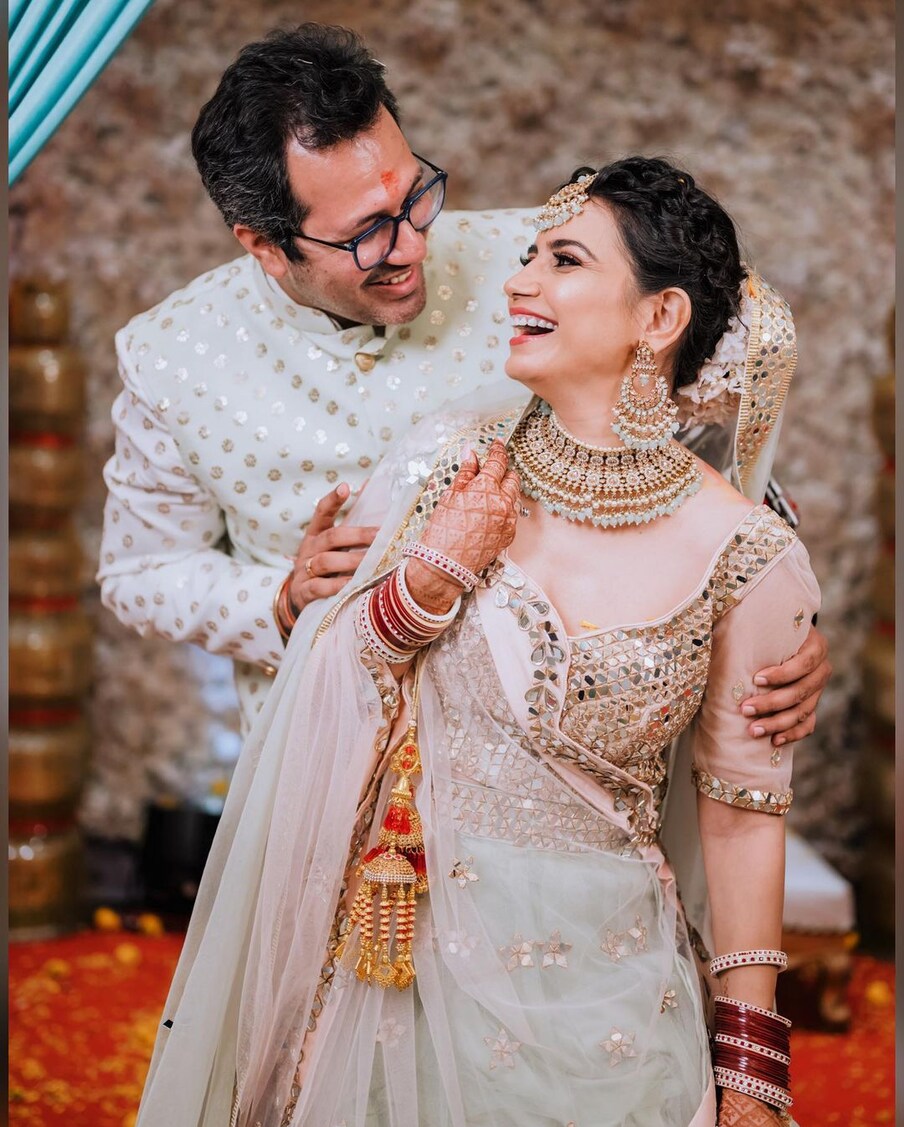 लग्नसराईराचे फोटो प्रियाने तिच्या इन्स्टाग्राम अकाऊंटवरून शेअर केले आहेत.  या फोटोमध्ये प्रियाने गुलाबी रंगाचा ड्रेस परिधान केला आहे. 