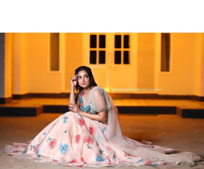 तिचा हा ग्लॅम अंदाज सोशल मीडियावर चांगलाच चर्चेत आला आहे. तिचे फोटो मोठ्याप्रमाणात व्हायरल होत आहेत.