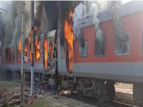 चालत्या ट्रेनने अचानक पेट घेतल्यामुळे दोन बोगी जळून खाक (Two boogies of Durg express caught with fire in MP) झाल्याची धक्कादायक घटना नुकतीच समोर आली आहे. 