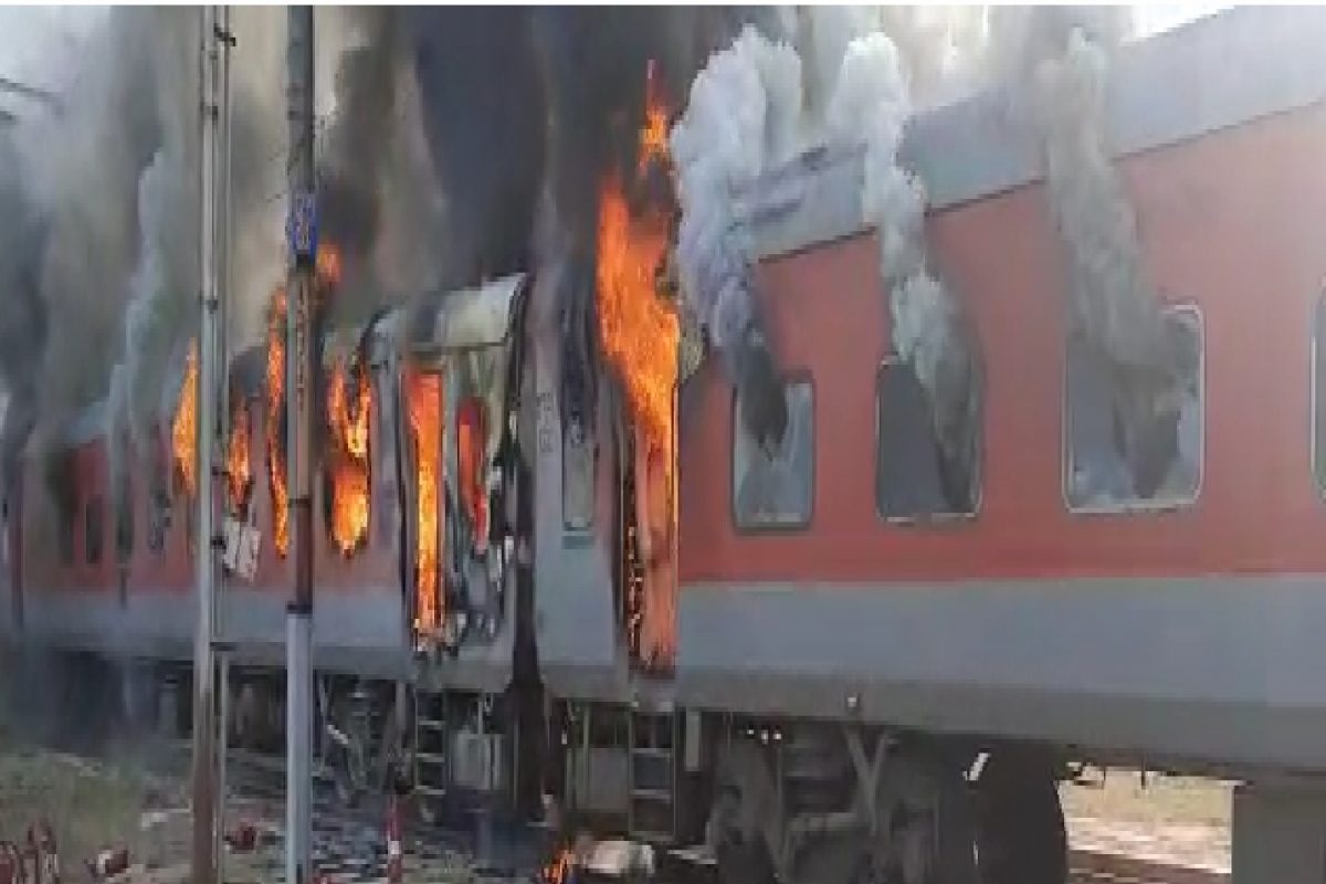 Burning Train चा थरारक VIDEO आला समोर; वैष्णोदेवीहून येताना ट्रेनने घेतला पेट