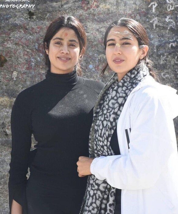 दोघी या यात्रेचा आनंद घेताना दिसत आहेत.