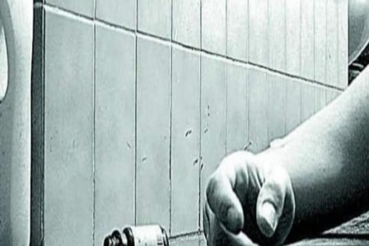 पंचाईत! चारही गर्लफ्रेंड एकदम आल्या घरी, टेन्शनमुळे तरुणानं घेतलं विष