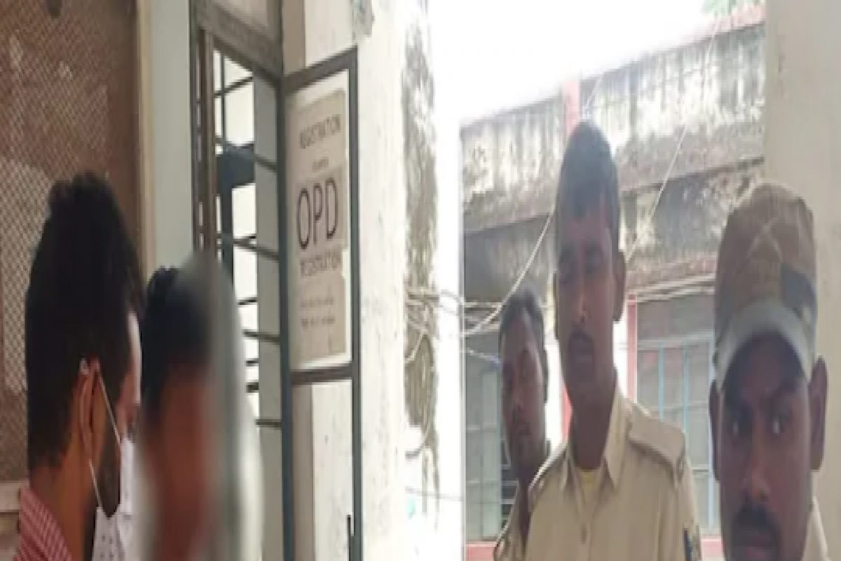 प्रॅक्टिकलची वही देण्याच्या बहाण्यानं बोलावलं, 2 अल्पवयीन मुलींवर केला बलात्कार