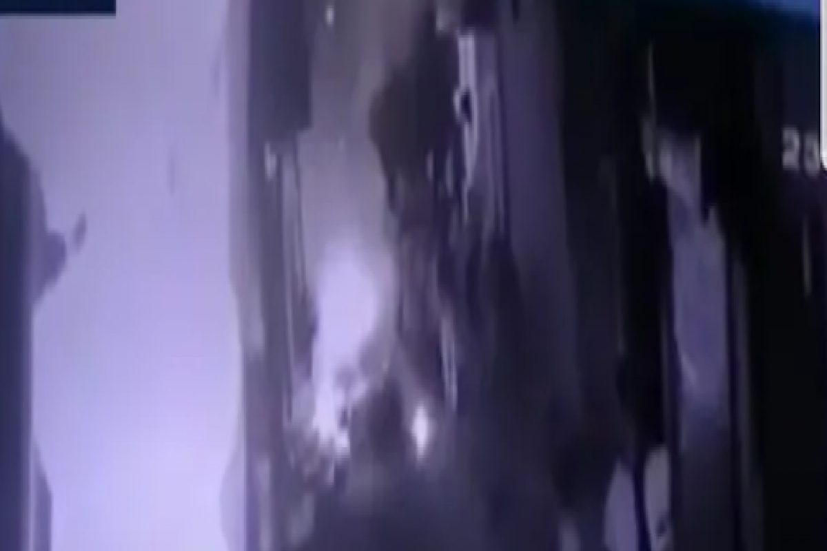 माथेफिरूनं लावली उभ्या कारला आग, 5 मिनिटांत झाला गायब; पाहा VIDEO