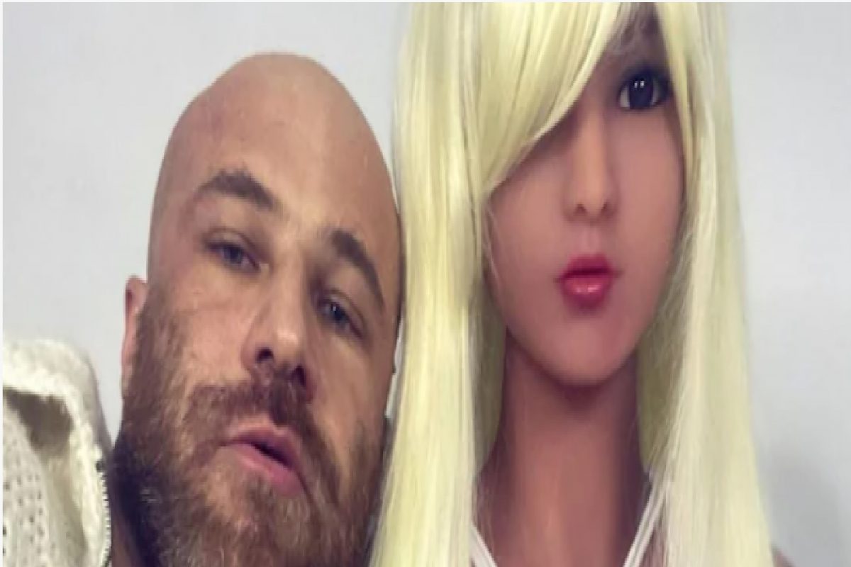 Body Builder ने केलं चक्क बाहुलीशी लग्न; हनीमूनही केला एन्जॉय; पाहा VIDEO