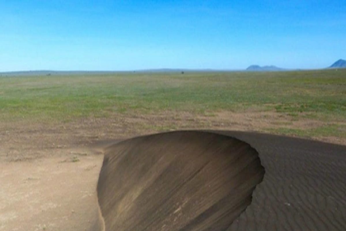गजब! मातीचे हे डोंगर बदलतात जागा, वैज्ञानिकही पडलेत बुचकाळ्यात