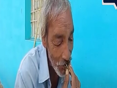 एक व्यक्ती गेल्या दशकभरापासून केवळ झाडांची पानं आणि लाकडाचा (Man eats leaves and wood from last 10 years) भुसा खाऊन जगत असल्याचं समोर आलं आहे. 