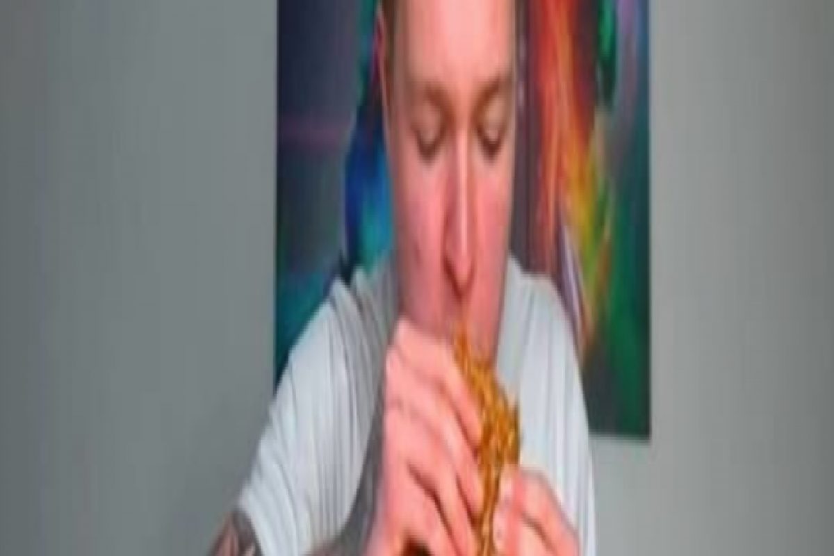 24 मिनिटांत एकट्यानं संपवलं सात जणांचं जेवण, मेन्यू ऐकूनच येईल ढेकर